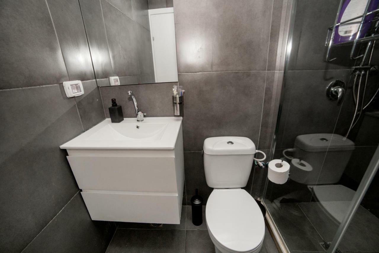 Guest house Roza Boutique - New 4 With Private Rose Garden 5 Min From The Port & Flea Market