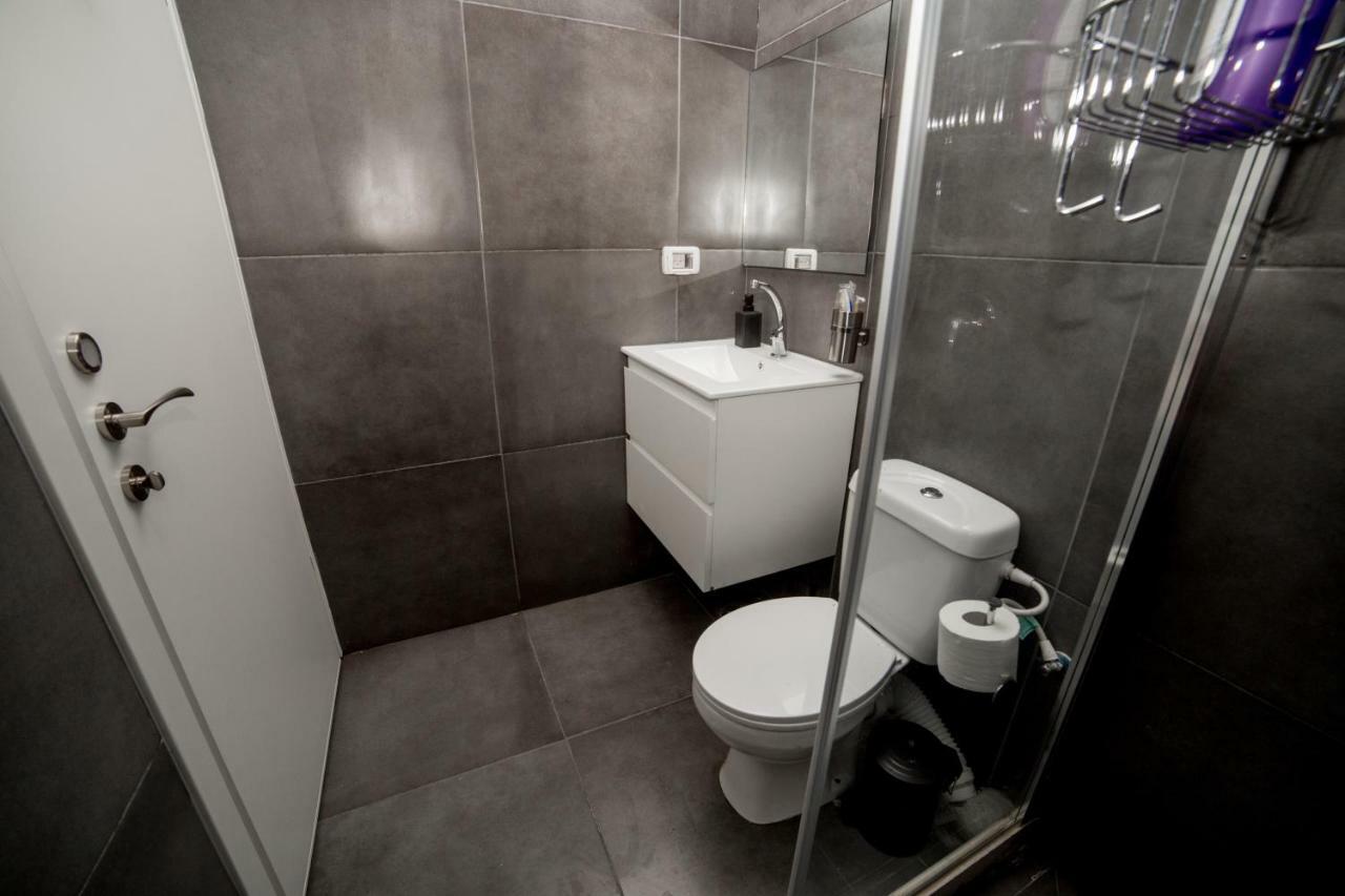 Guest house Roza Boutique - New 4 With Private Rose Garden 5 Min From The Port & Flea Market