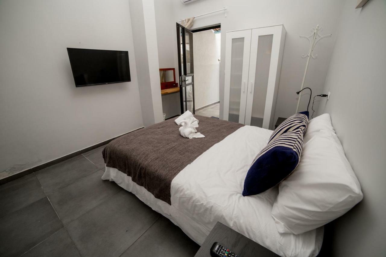Roza Boutique - New 4 With Private Rose Garden 5 Min From The Port & Flea Market Guest house Tel Aviv